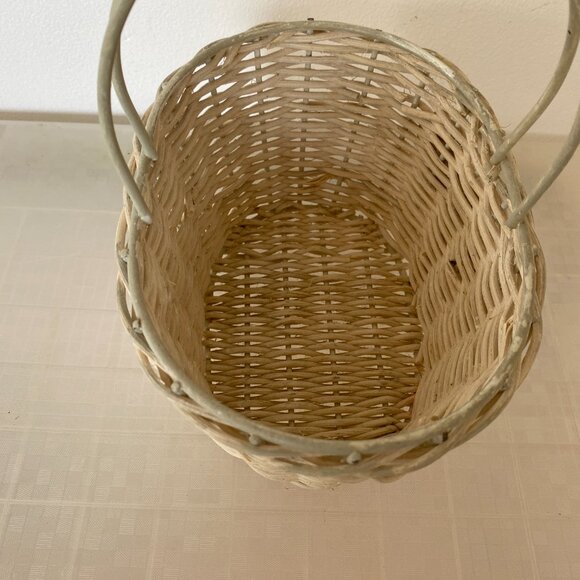 Bathroom Wicker Basket With Handle & 3-D Rose Design - Picture 7 of 7